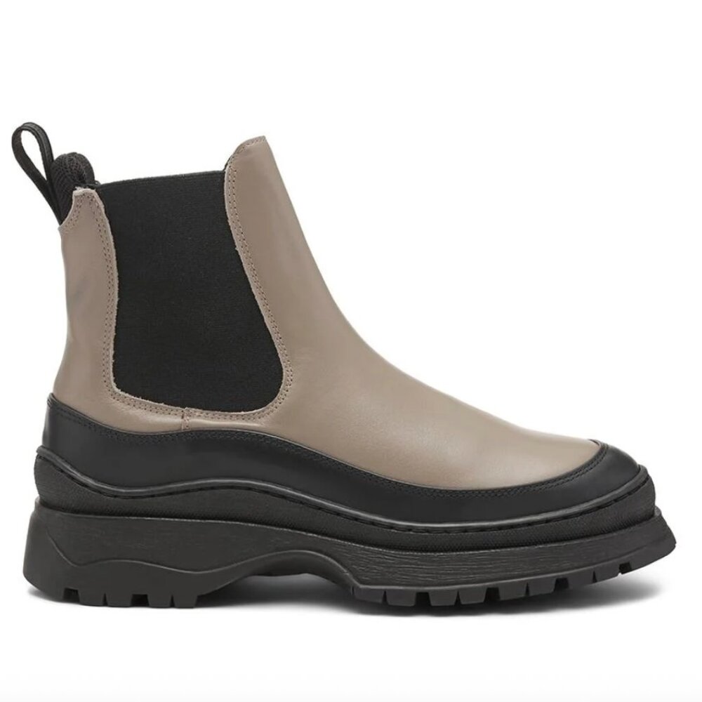 Last Trail Chelsea Boots Taupe Size 39 NWT